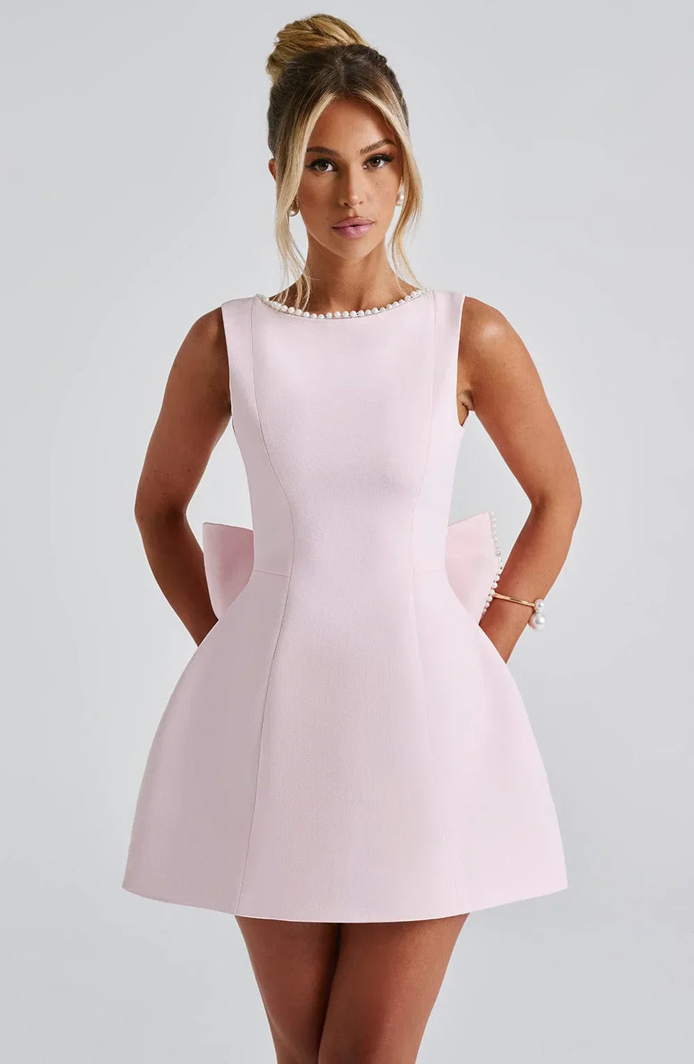Damska Sukienka Mini z Kokardą i Perłowym Wykończeniem