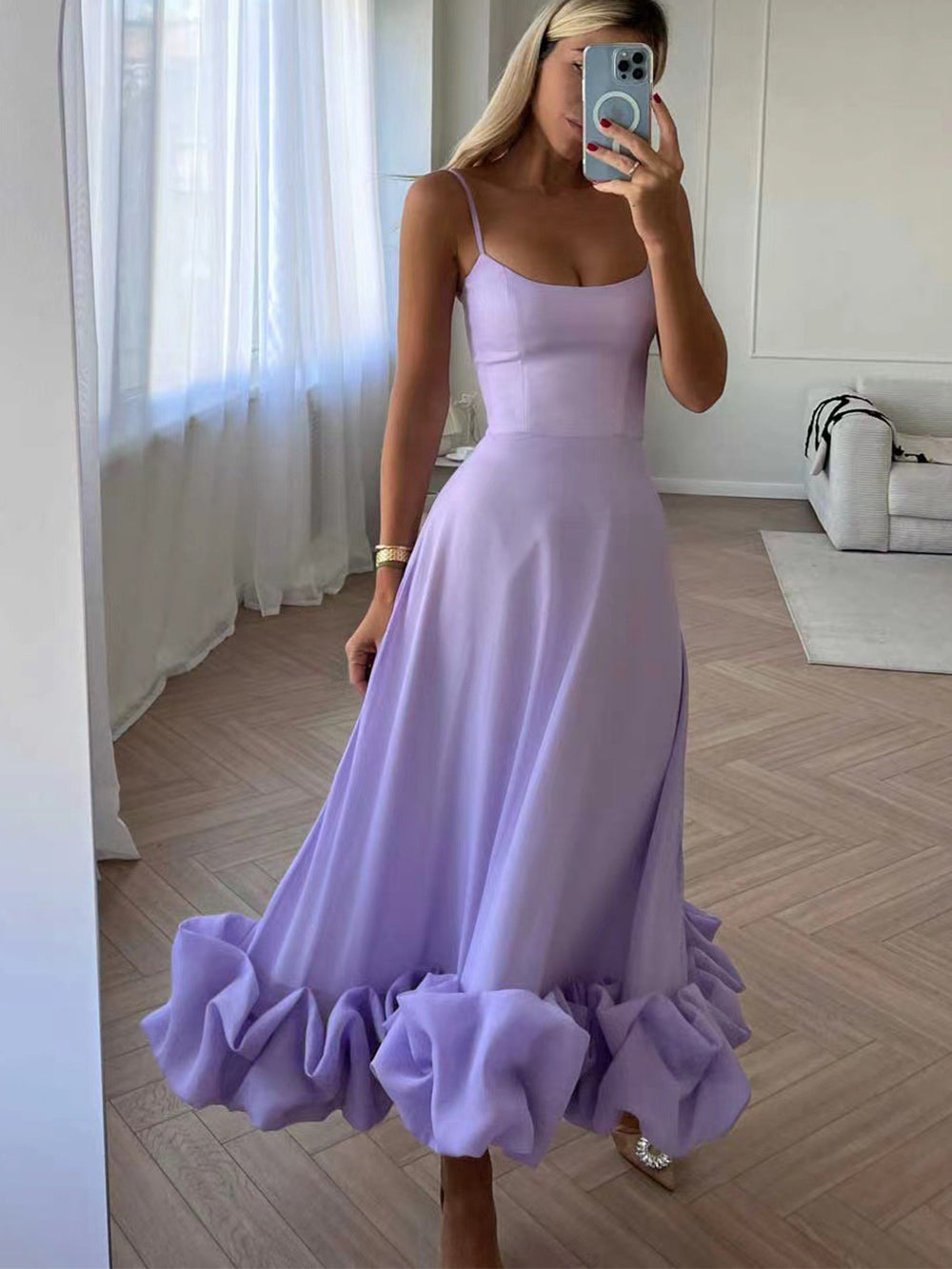 Elegancka midi sukienka wieczorowa z falbanami | Stylowy model na ciepłe dni