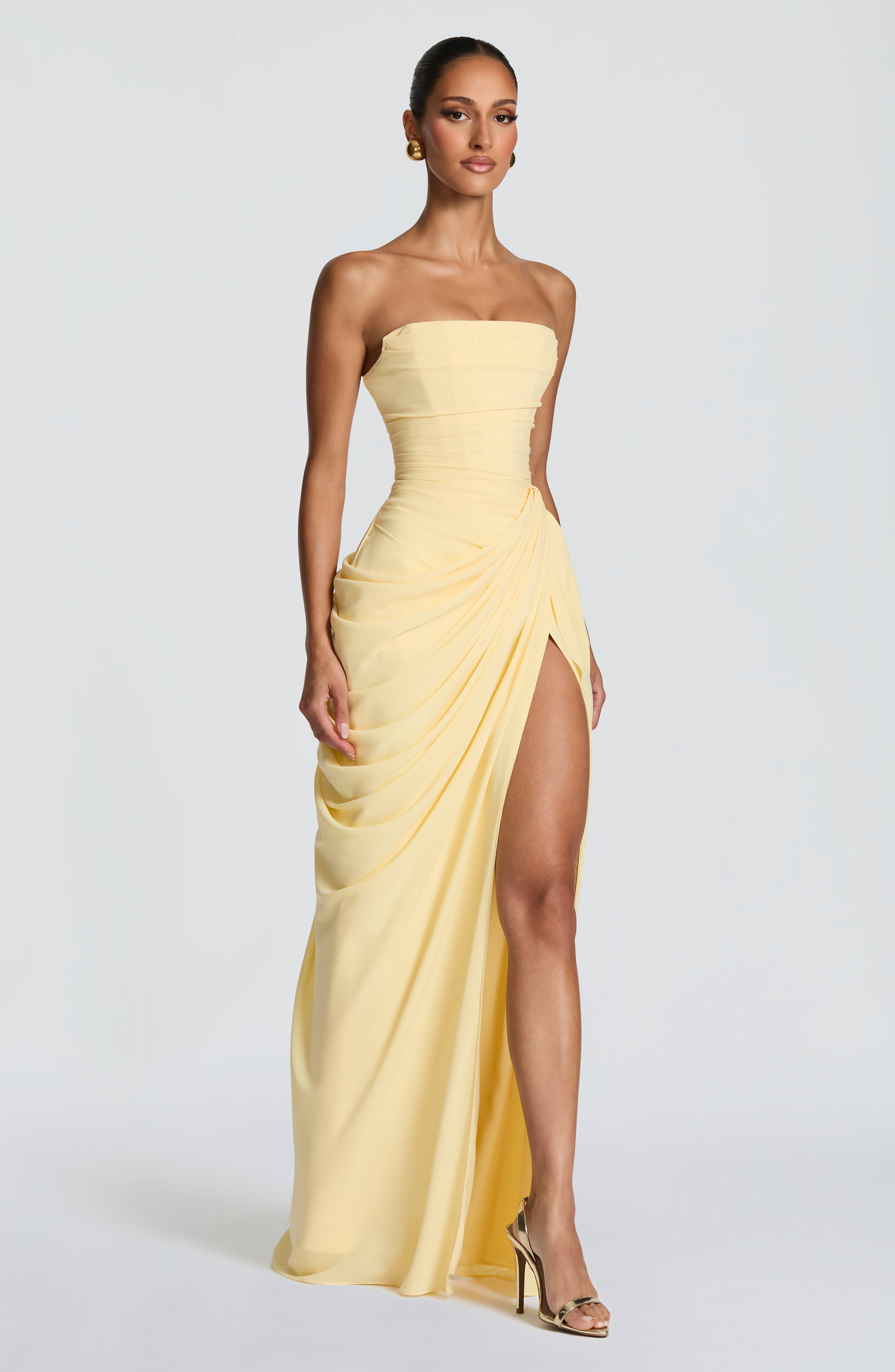 Elegancka rzeźbiona sukienka maxi bez ramiączek | Zwiewny letni fason