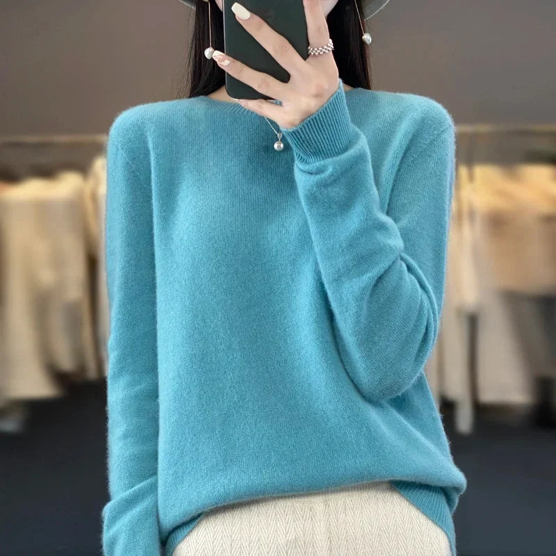 Sweter damski o gładkim splocie w klasycznym kroju