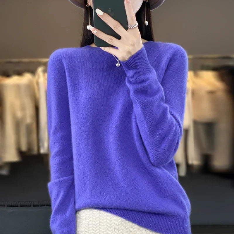 Sweter damski o gładkim splocie w klasycznym kroju