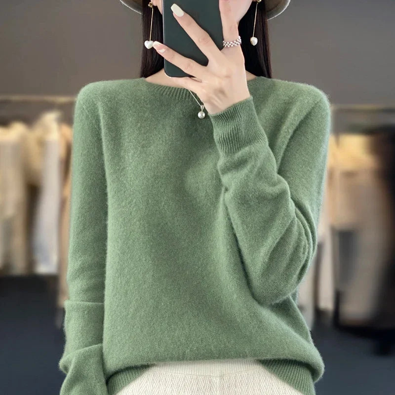 Sweter damski o gładkim splocie w klasycznym kroju