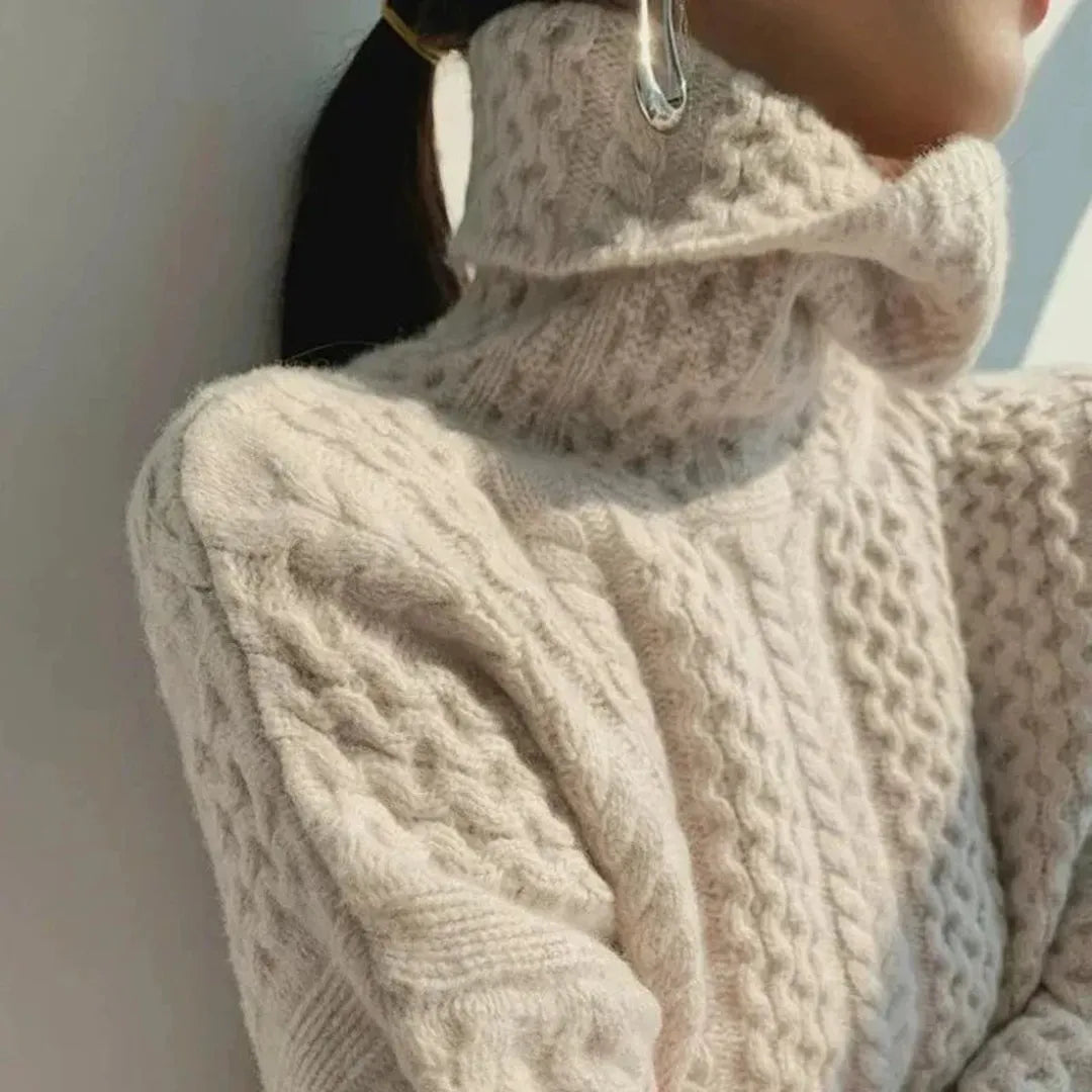 Sweter damski w warkocze z kapturem