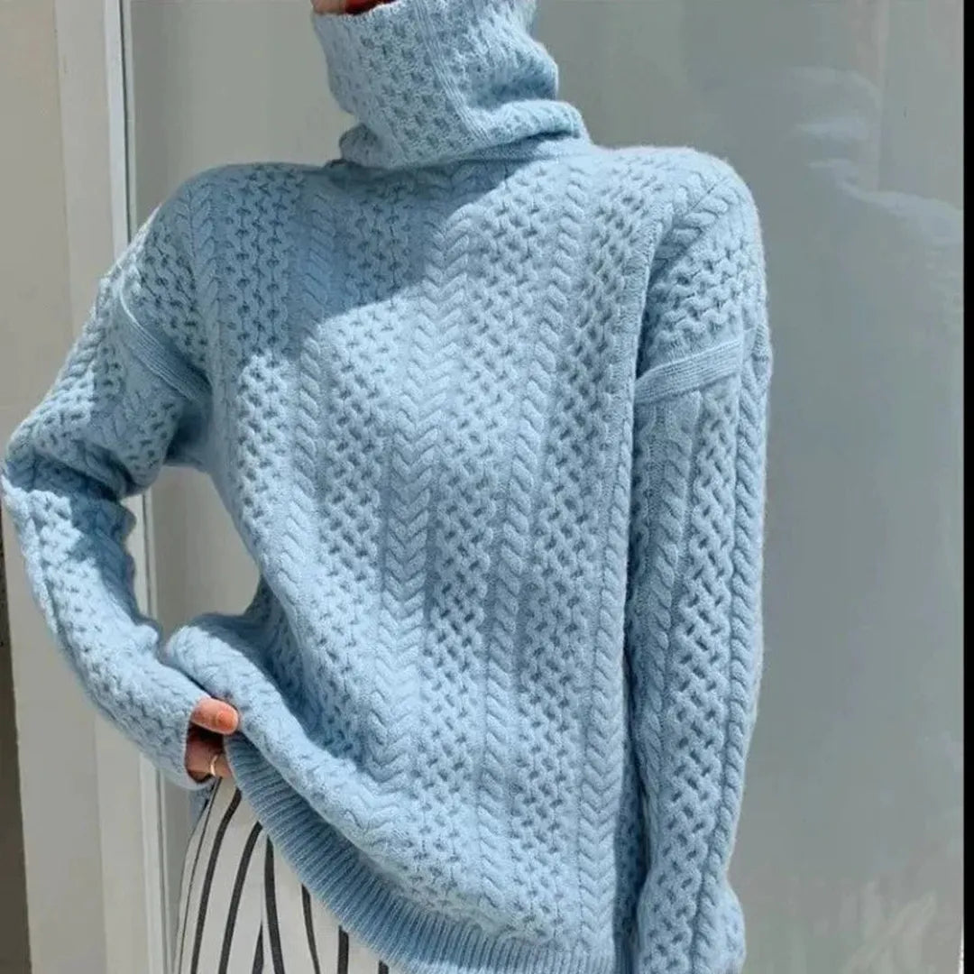 Sweter damski w warkocze z kapturem