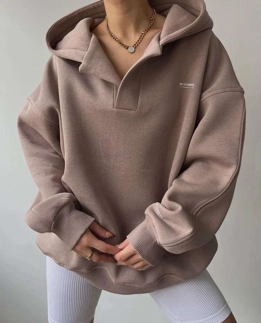 Bluza damska oversize z kołnierzem i wcięciem przy dekolcie