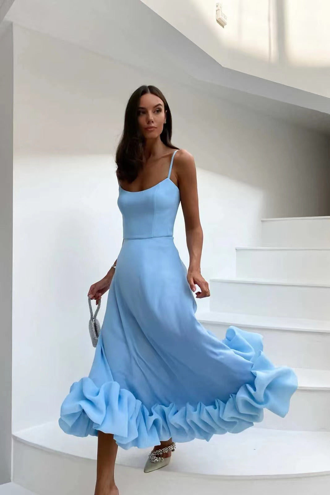 Elegancka midi sukienka wieczorowa z falbanami | Stylowy model na ciepłe dni