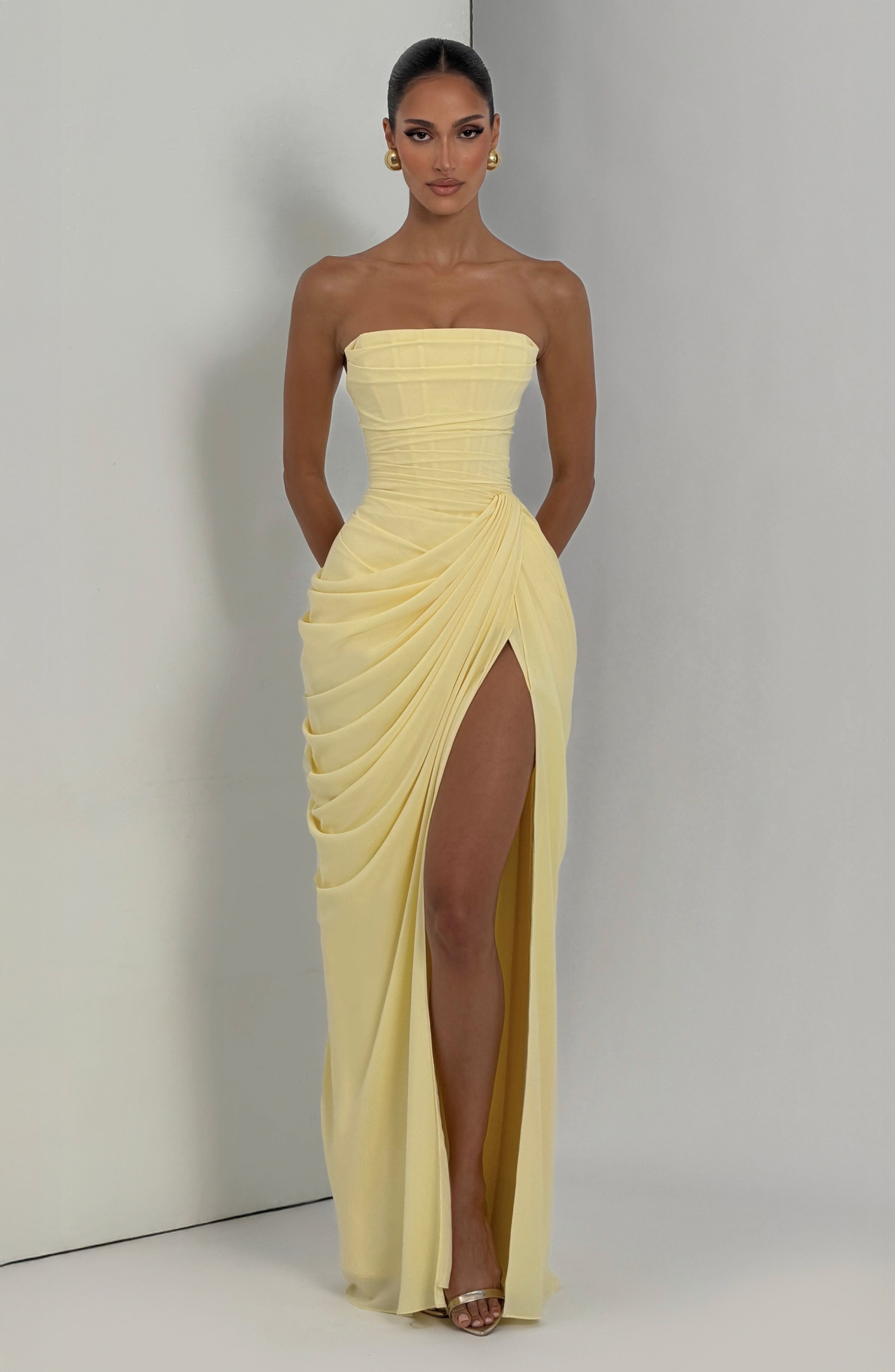 Elegancka rzeźbiona sukienka maxi bez ramiączek | Zwiewny letni fason