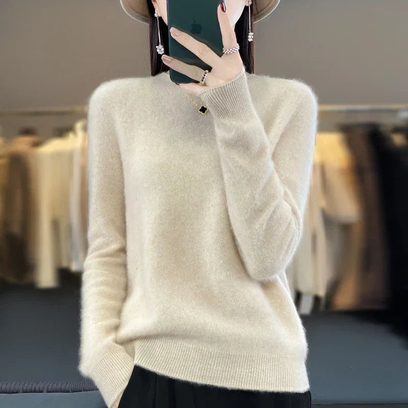 Sweter damski o gładkim splocie w klasycznym kroju