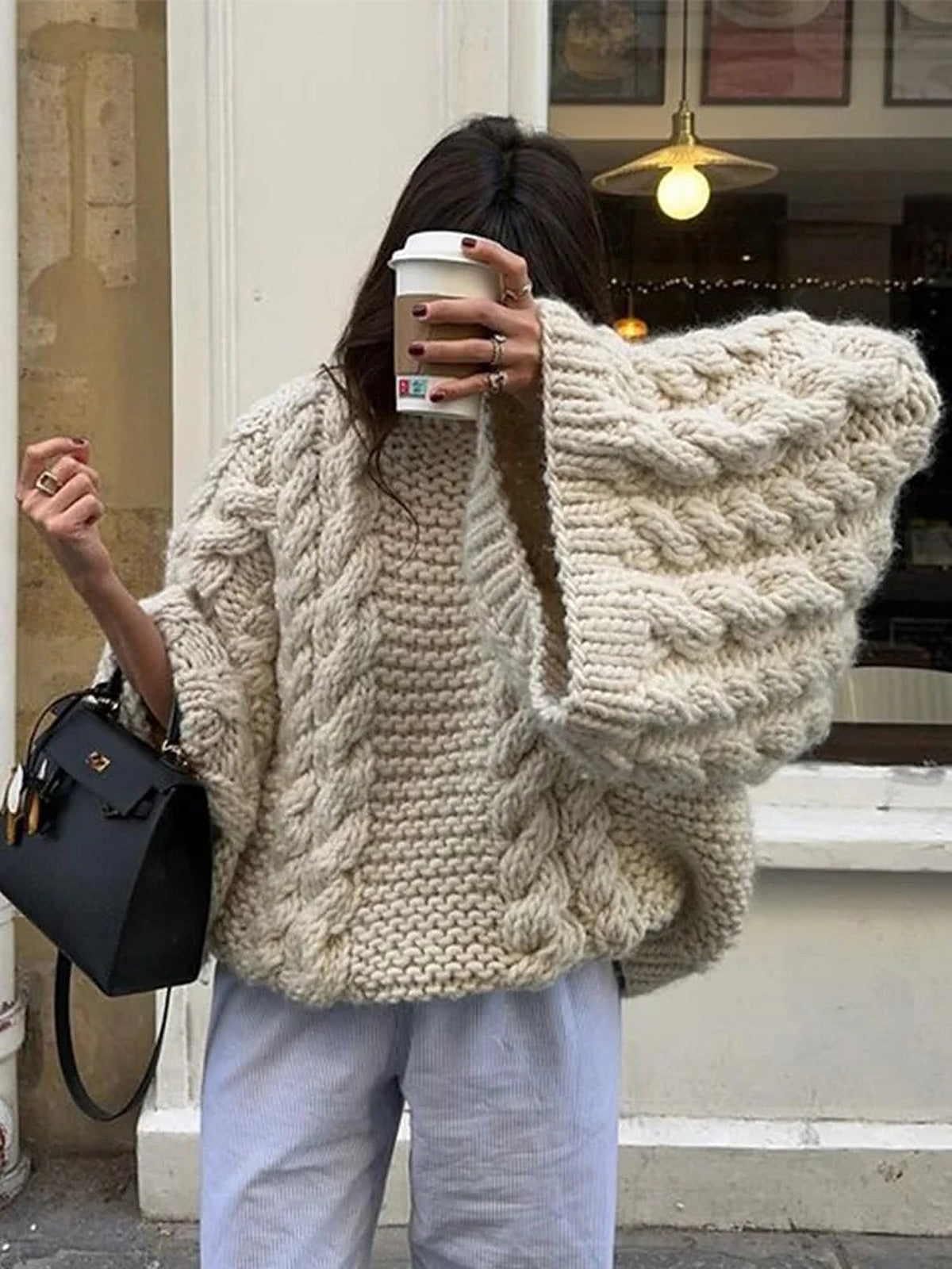 Sweter damski o grubym splocie warkoczowym w kroju oversize