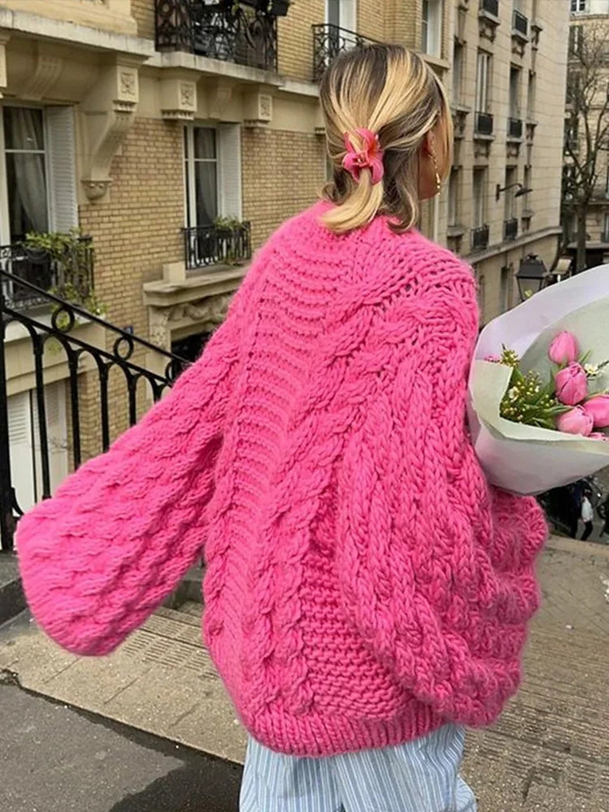 Sweter damski o grubym splocie warkoczowym w kroju oversize
